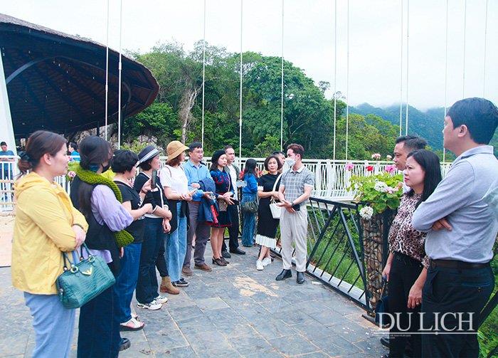Ông Hoàng Mạnh Duy giới thiệu với du khách về cây cầu kính đang xác lập kỷ lục dài nhất thế giới